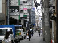 新地上通りの様子